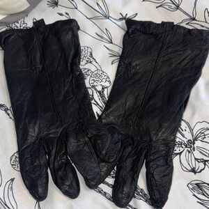 Elegant Black Leather Gloves